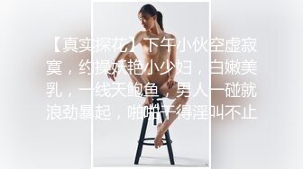 别看美女玲珑般小巧可爱 可粉唇展现的很强势大气